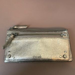 The Sak Sanibel Leather Wallet in Pewter Metallic